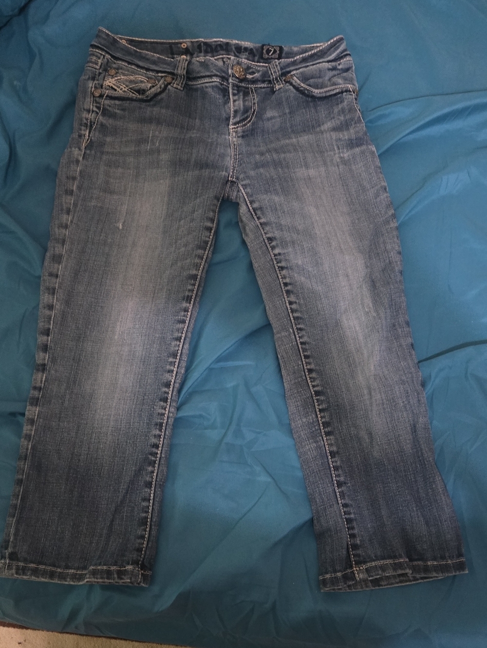 L.A. idol Faded Blue Capri Jeans